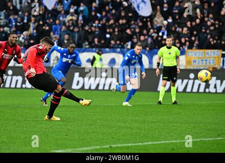 Empoli, Italia. 7 gennaio 2024. Olivier Giroud del Milan segna il suo gol durante la partita di serie A tra il Milan e l'Empoli a Empoli, Italia, 7 gennaio 2024. Credito: Augusto Casasoli/Xinhua/Alamy Live News Foto Stock