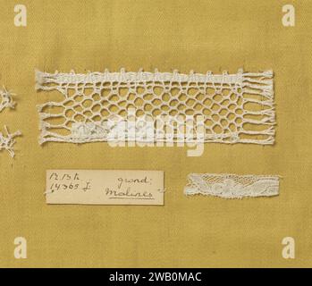 Bobina di acciaio con filo grosso come esempio di terreno Mechelen (griglia), anonimo, c. 1900 - c. 1930 campione bobina di acciaio di colore naturale con filo grosso come esempio di terreno Mechelen con un lato frammentato in cui viene utilizzata questa tecnica. La data riguarda l'acciaio. Pizzo in bobina di cotone (tessile) Amsterdam Foto Stock