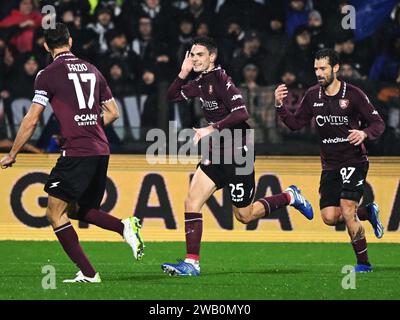 Salerno, Italia. 7 gennaio 2024. Giulio maggiore (C) di Salernitana celebra il suo gol durante la partita di serie A tra Salernitana e FC Juventus a Salerno, Italia, 7 gennaio 2024. Credito: Federico Tardito/Xinhua/Alamy Live News Foto Stock