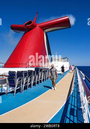Crociera nel Pacifico meridionale / passeggeri della nave da crociera che camminano sulla pista da jogging dello splendore del Carnevale. Dopo la partenza da Sydney, Australia, questo crui Foto Stock