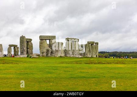 Pietre preistoriche di Stonehenge sulla pianura di Salisbury nel Wiltshire, Inghilterra, turisti e visitatori presso il sito patrimonio dell'umanità, Regno Unito, 2023 Foto Stock