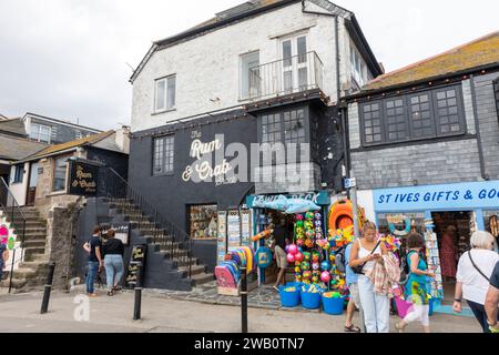 St Ives Cornwall, ristorante di pesce con rum e granchio accanto al negozio di articoli da regalo St Ives, Cornwall, Inghilterra, Regno Unito, 2023 Foto Stock