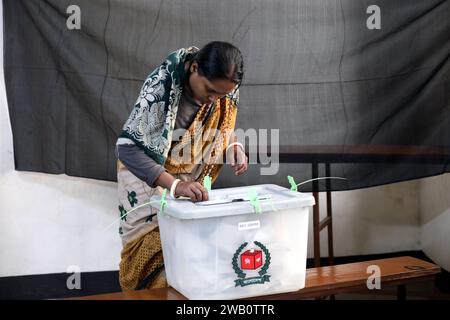 Dhaka, Wari, Bangladesh. 7 gennaio 2024. Il popolo esprime il suo voto in un centro elettorale durante le 12 elezioni generali nazionali a Dacca, Bangladesh, il 7 gennaio 2024. Le ultime elezioni generali in Bangladesh si sono tenute nel 2018. La gente vota per selezionare i membri del parlamento nazionale, noto anche come Jatiya Sangsad. (Immagine di credito: © Habibur Rahman/ZUMA Press Wire) SOLO USO EDITORIALE! Non per USO commerciale! Foto Stock