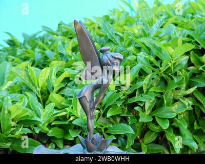 Statua in ottone della fata Tinkerbell in una delle siepi i Disneyland Paris. Foto Stock