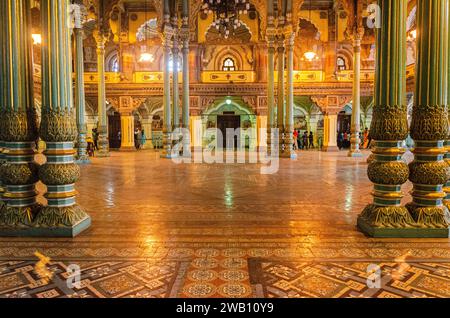 Magnifica vista dell'interno del Mysore Palace. Foto Stock