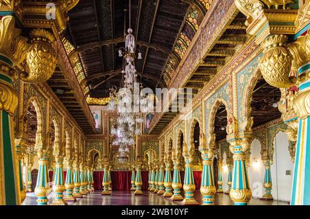 Magnifica vista dell'interno del Mysore Palace. Foto Stock