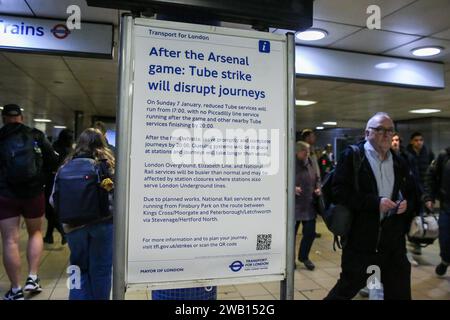 Londra, Regno Unito. 7 gennaio 2024. Il passeggero passa davanti alla bacheca per lo sciopero della metropolitana di 5 giorni, che è stato evitato all'undicesima ora. Credito: SOPA Images Limited/Alamy Live News Foto Stock