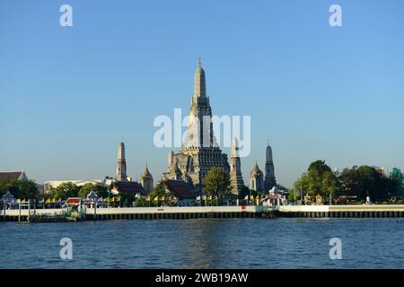 Wat Arun (Tempio dell'Alba) sulle rive del fiume Chao Phraya a Bangkok, Thailandia. Foto Stock