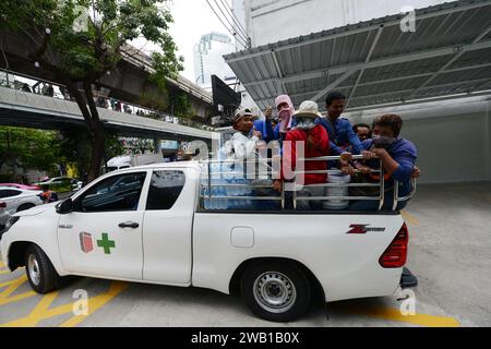 Un pick-up pieno di persone che cavalcano sul retro a Bangkok, Thailandia. Foto Stock