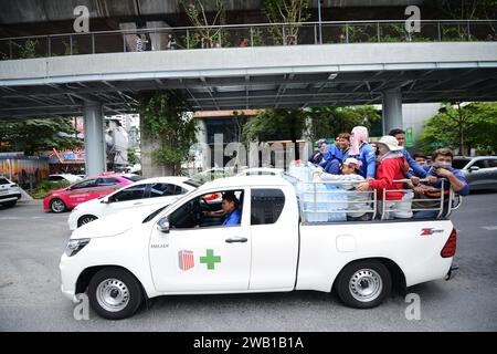 Un pick-up pieno di persone che cavalcano sul retro a Bangkok, Thailandia. Foto Stock