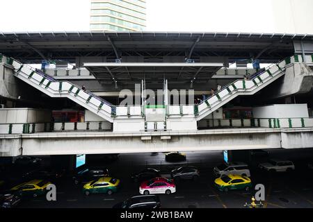 Stazione BTS Asok a Bangkok, Thailandia. Foto Stock