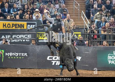 New York, Stati Uniti. 6 gennaio 2024. NEW YORK, NEW YORK - GENNAIO 06: Vitor Losnake cavalca il Maverick durante il secondo round dell'evento Professional Bull Riders 2024 Unleash the Beast al Madison Square Garden il 6 gennaio 2024 a New York City. (Foto di Ron Adar/SOPA Images/Sipa USA) credito: SIPA USA/Alamy Live News Foto Stock