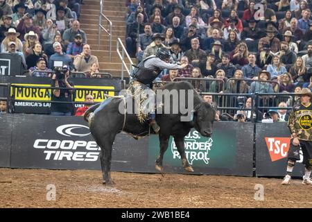 New York, Stati Uniti. 6 gennaio 2024. NEW YORK, NEW YORK - GENNAIO 06: Vitor Losnake cavalca il Maverick durante il secondo round dell'evento Professional Bull Riders 2024 Unleash the Beast al Madison Square Garden il 6 gennaio 2024 a New York City. (Foto di Ron Adar/SOPA Images/Sipa USA) credito: SIPA USA/Alamy Live News Foto Stock