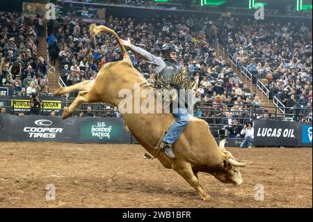 New York, Stati Uniti. 7 gennaio 2024. NEW YORK, NEW YORK - GENNAIO 07: Vitor Losnake cavalca il Fray durante il terzo round dell'evento Professional Bull Riders 2024 Unleash the Beast al Madison Square Garden il 7 gennaio 2024 a New York City. (Foto di Ron Adar/SOPA Images/Sipa USA) credito: SIPA USA/Alamy Live News Foto Stock