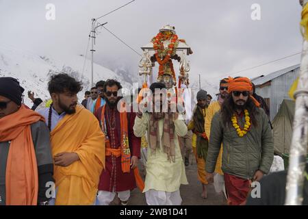 Dehradun, Uttarakhand India-17 maggio 2023-imbarcati in un affascinante viaggio attraverso le maestose montagne di Uttarakhand, dove ogni passo è una danza con la grandezza della natura.4K Foto Stock