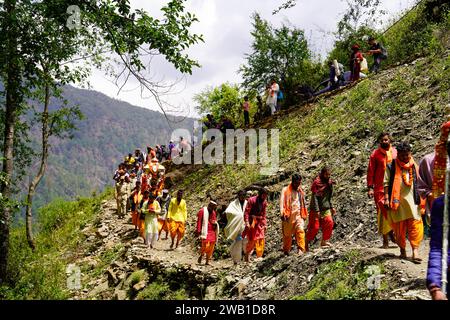 Dehradun, Uttarakhand India-17 maggio 2023-imbarcati in un affascinante viaggio attraverso le maestose montagne di Uttarakhand, dove ogni passo è una danza con la grandezza della natura.4K Foto Stock