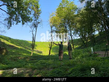 Foto non datata emessa dalla Hawthorn Ridge Crater Association di una vista moderna del cratere. Gli scienziati del Regno Unito hanno scoperto nuove intuizioni "interessanti e significative" su come i soldati tedeschi usassero un cratere - creato dopo un'esplosione di mine dagli inglesi - a loro vantaggio durante la prima guerra mondiale. La detonazione della dorsale biancospino, nei pressi del villaggio di Beaumont Hamel in Francia, segnò l'inizio della battaglia della somme la mattina del 1° luglio 1916 - spesso descritta come il giorno più sanguinoso nella storia dell'esercito britannico. Data di emissione: Lunedì 8 gennaio 2024. Foto Stock