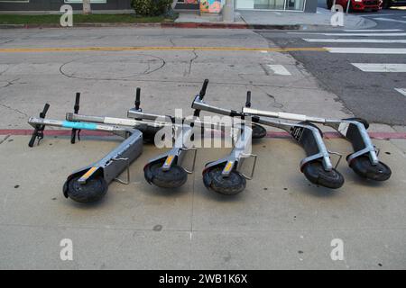 Calce per uccelli scooter motorizzati impilate lateralmente nella foto Street Stock Foto Stock