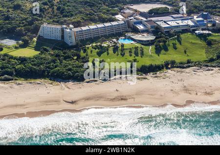 Il Wild Coast Sun Resort si trova subito all'interno del Capo Orientale, ad appena un chilometro dal confine Natal Kwa-Zulu. Foto Stock