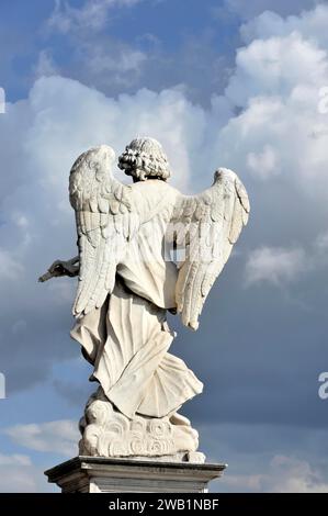 Sculture d'angelo a Castel Sant'Angelo e il Ponte Aelius sul Tevere, patrimonio dell'umanità dell'UNESCO, Roma, Lazio, Italia Foto Stock