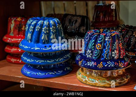 Colmar, Francia - 31 maggio 2023: Tradizionali stampi per torte in ceramica per cuocere il kugelhopf alsaziano o la torta gugelhupf in un negozio di souvenir Foto Stock