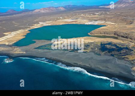 Vista panoramica con droni di Playa del Janubio a Lanzarote con il paesaggio vulcanico sullo sfondo con mare turchese e grandi onde. Spagna Foto Stock