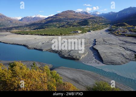 Colori autunnali sul lago e sul fiume Boscodon a serre pontico, alta alpi, francia Foto Stock