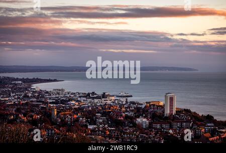 Gennaio, l'alba da Beachy si dirige verso la città costiera di Eastbourne sulla costa orientale del Sussex, Inghilterra sud-orientale, Regno Unito Foto Stock