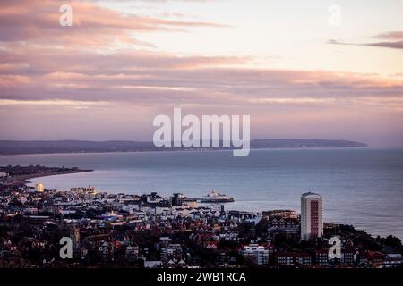 Gennaio, l'alba da Beachy si dirige verso la città costiera di Eastbourne sulla costa orientale del Sussex, Inghilterra sud-orientale, Regno Unito Foto Stock