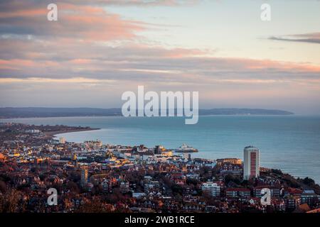 Gennaio, l'alba da Beachy si dirige verso la città costiera di Eastbourne sulla costa orientale del Sussex, Inghilterra sud-orientale, Regno Unito Foto Stock