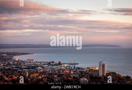 Gennaio, l'alba da Beachy si dirige verso la città costiera di Eastbourne sulla costa orientale del Sussex, Inghilterra sud-orientale, Regno Unito Foto Stock