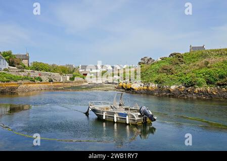 Barche nel piccolo porto interno di Lampaul, Ouessant Island, Finistere, Bretagna, Francia Foto Stock