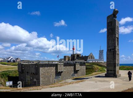 Ex forte e memoriale dei caduti della prima guerra mondiale, semaforo sul retro, rovine dell'abbazia di Saint-Mathieu e faro sulla Pointe Foto Stock