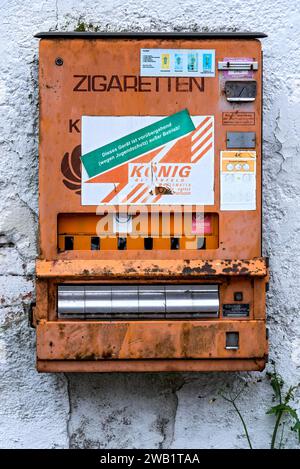 Distributore automatico di sigarette marcio, arrugginito, dispositivo temporaneamente fuori servizio a causa della protezione dei giovani, su un muro, protezione, bambini, giovani, Germania Foto Stock