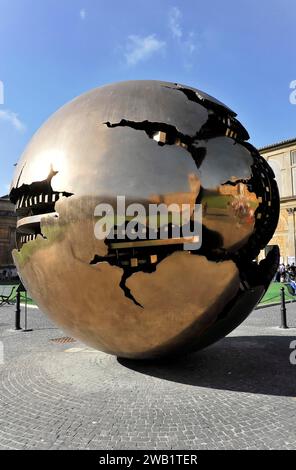 Mappa Monda, sfera con sfera, Globe, Palazzetto del Belvedere, cortile della Pigna, musei Vaticani, Vaticano, Roma, Lazio, Italia Foto Stock