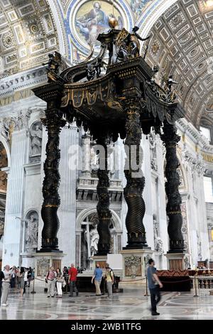 Il baldacchino del Bernini sull'altare papale all'incrocio della Basilica di San Pietro, Vaticano, Roma, Lazio, Italia Foto Stock