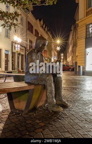 Statua in bronzo, lettore di giornali, scultura in bronzo di Pieter Sohl, Hauptstrasse, Bismarckplatz, Heidelberg, Baden-Wuerttemberg, Germania Foto Stock