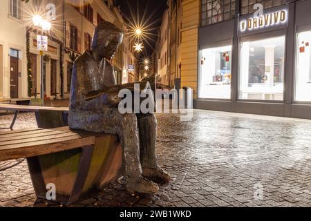 Statua in bronzo, lettore di giornali, scultura in bronzo di Pieter Sohl, Hauptstrasse, Bismarckplatz, Heidelberg, Baden-Wuerttemberg, Germania Foto Stock