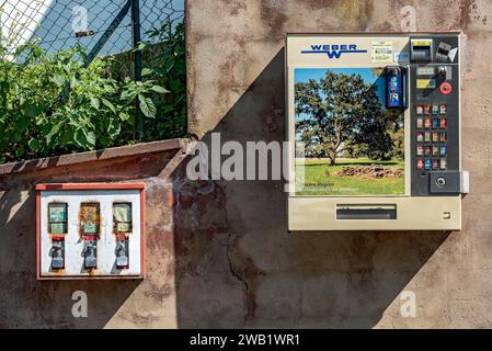 Distributore automatico di gomme da masticare e distributore automatico di sigarette su una parete, distributori automatici per bambini e adulti, gomme da masticare, sigarette Foto Stock