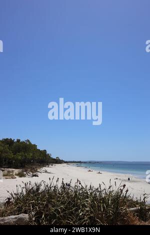 Una vista mozzafiato di Bunbury, la spiaggia sabbiosa dell'Australia, che mostra la sua splendida costa incontaminata Foto Stock