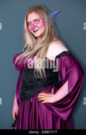 Una cosplayer femminile in un costume da strega fantasy Foto Stock