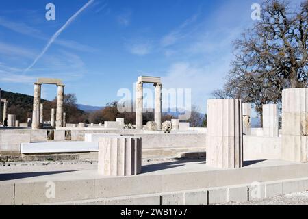 Vergina, Grecia. 5 gennaio 2024. Una visione generale è stata presa sul palazzo restaurato di Filippo II durante l'evento di inaugurazione presso il sito archeologico di Aigai a Vegina, Macedonia, Grecia, il 5 gennaio 2024. Il palazzo di Filippo II (359-336 a.C.), padre di Alessandro Magno, è la caratteristica centrale del grande programma di costruzione del re macedone per la sua capitale Aigai ed è considerato il più grande edificio della Grecia classica. (Foto di Achilleas Chiras/NurPhoto)0 crediti: NurPhoto SRL/Alamy Live News Foto Stock