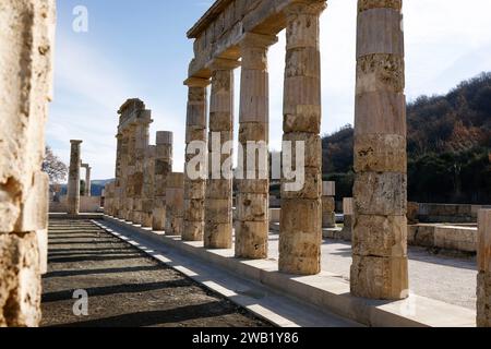 Vergina, Grecia. 5 gennaio 2024. Una visione generale è stata presa sul palazzo restaurato di Filippo II durante l'evento di inaugurazione presso il sito archeologico di Aigai in Grecia, il 5 gennaio 2024. Il palazzo di Filippo II, padre di Alessandro Magno, è la caratteristica centrale del grande programma di costruzione del re macedone per la sua capitale Aigai ed è considerato il più grande edificio della Grecia classica. (Foto di Achilleas Chiras/NurPhoto)0 crediti: NurPhoto SRL/Alamy Live News Foto Stock