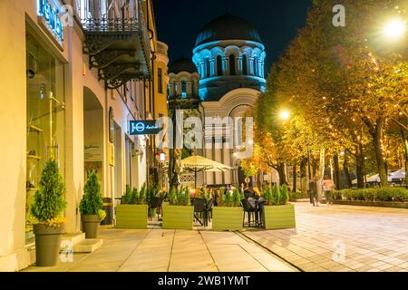 Kaunas, Lituania, 28 settembre 2023, Vecchia chiesa di san michele l'edificio arcangelo nel centro della città di notte lluminato in luce magica con la spugna Foto Stock