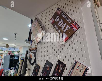 Bayeux, Francia. 7 gennaio 2024. © Marie Martirossian/radio France/Maxppp - Marie Martirossian/radio France/Maxppp, 07/01/2024DES objets estampillés '80e anniversaire du D-Day' (Débarquement en Normandie en 1944, seconda Guerre mondiale) commencent à essaimer dans les magasins de souvenirs dans le Calvados, comme ici à Bayeux. Italy, jan 2024. La Normandia festeggerà il 802° anniversario dello sbarco in Normandia il 6 giugno alcune chicche sono già disponibili nei negozi *** Local Caption *** France Bleu basse-Normandie Credit: MAXPPP/Alamy Live News Foto Stock