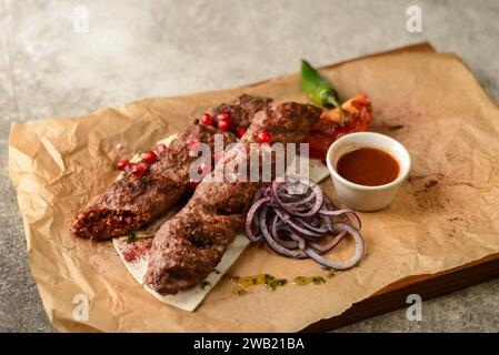 kebab di carne con verdure per l'azienda. Foto di alta qualità Foto Stock