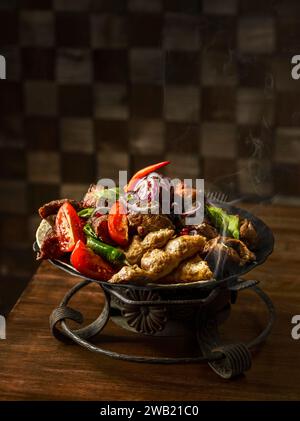 kebab di carne con verdure per l'azienda. Foto di alta qualità Foto Stock