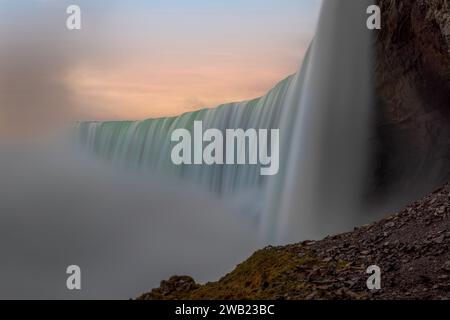 Le cascate del Niagara, Ontario, Canada, sono un sito patrimonio dell'umanità dell'UNESCO e una delle destinazioni turistiche più popolari al mondo. Foto Stock