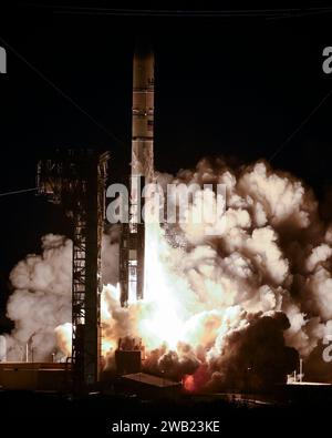 Cape Canaveral, Florida, USA. 8 gennaio 2024. Un razzo Vulcan della United Launch Alliance (ULA) lancia alle 2:18 DEL MATTINO nel suo primo volo dal complesso 41 alla Cape Canaveral Space Force Station, Florida, lunedì 8 gennaio 2024. Il carico principale a bordo del nuovo razzo è il lander lunare Astrobotic Peregrine, che trasporta più strumenti per la NASA sulla Luna. Foto di Joe Marino/UPI Credit: UPI/Alamy Live News Credit: UPI/Alamy Live News Foto Stock