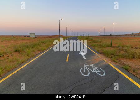 Pista ciclabile nella periferia di Dubai Foto Stock